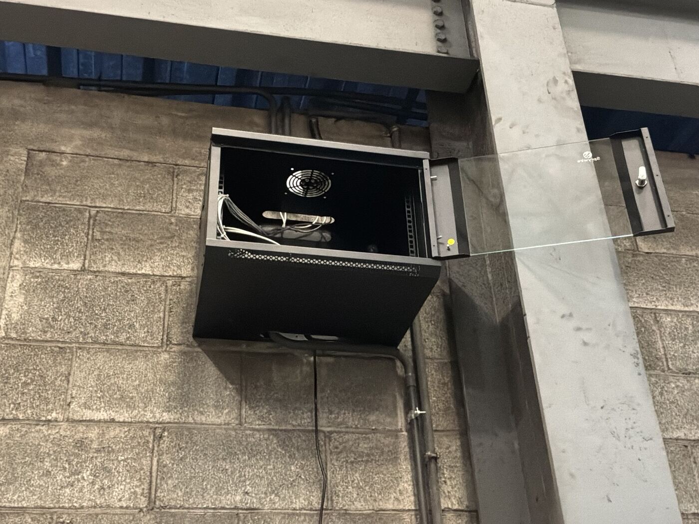Gabinete instalado en bodega