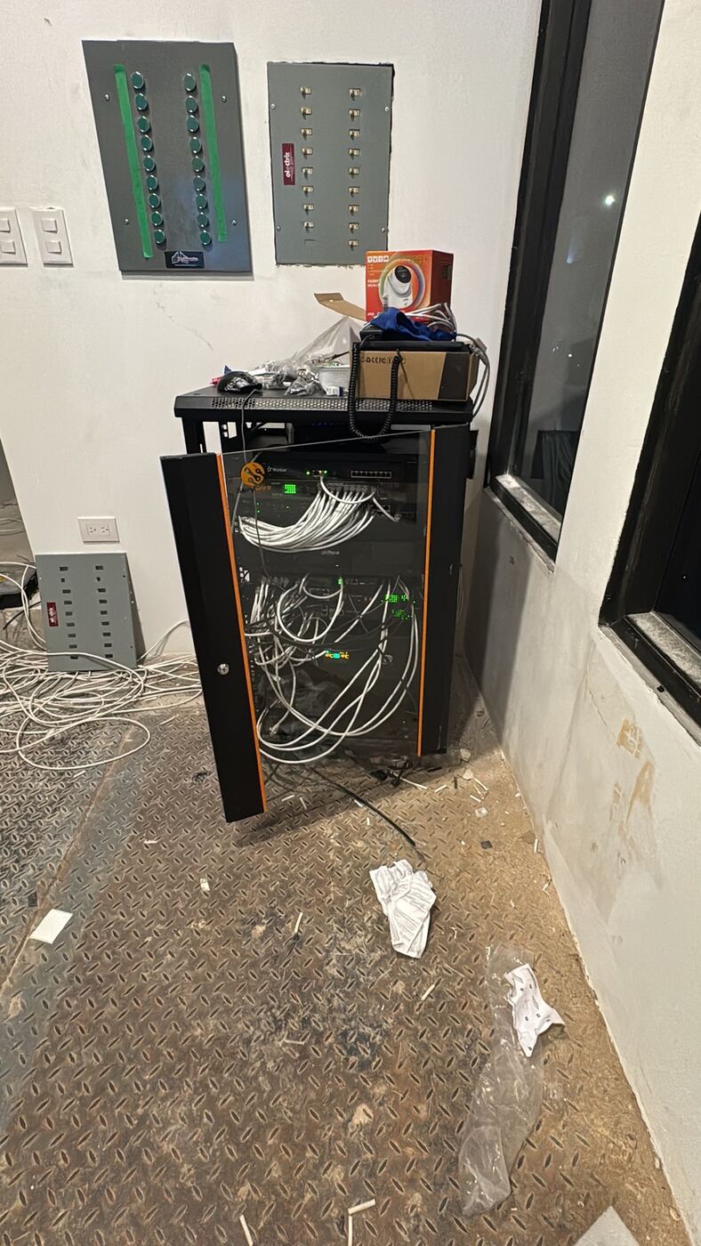 Gabinete de red desordenado antes del trabajo