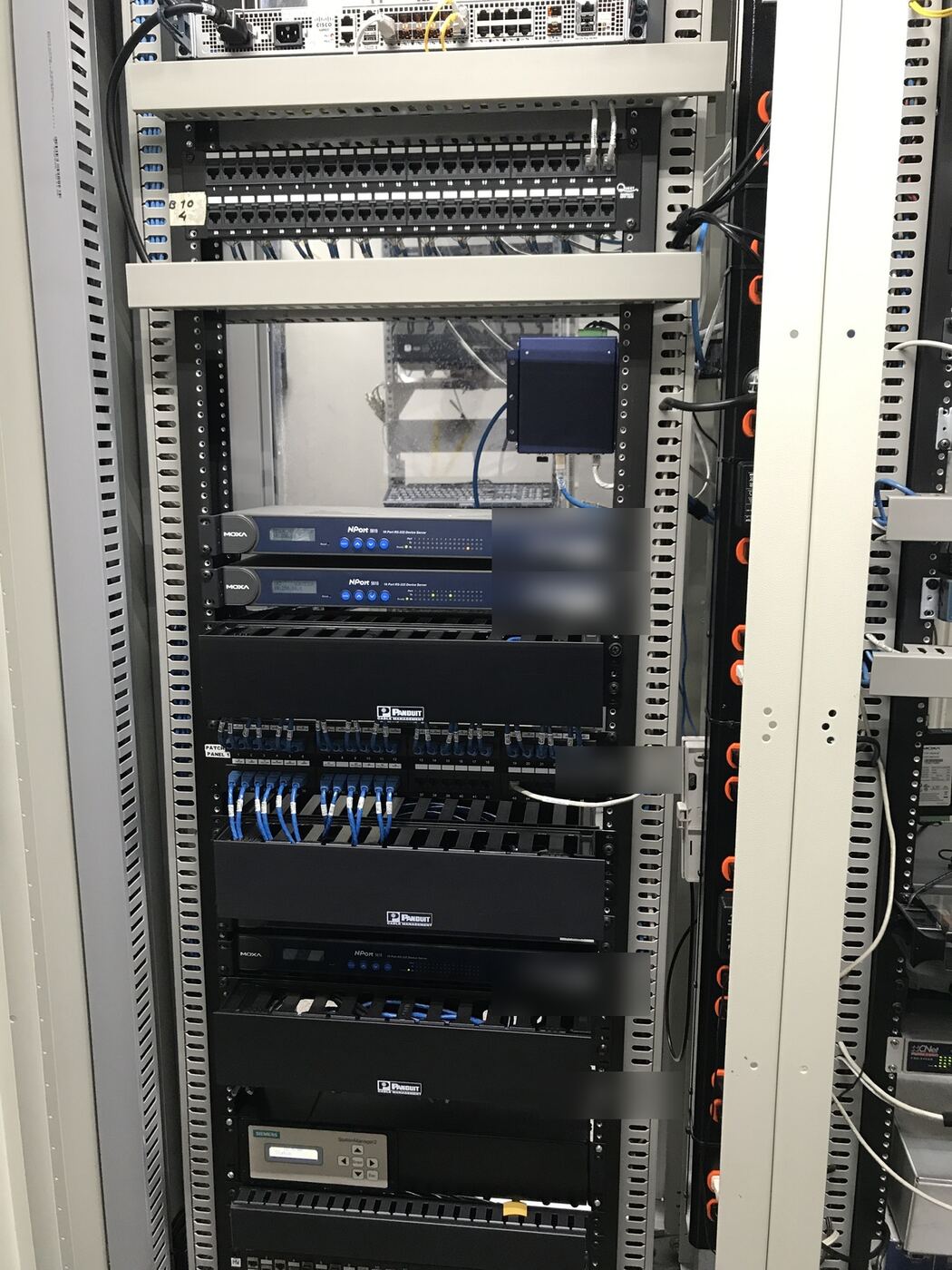 Rack de telecomunicaciones ordenado